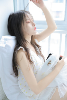 年轻的女孩在办公室推荐香水